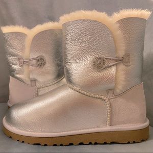 UGG Bailey Button Metallic Silver Sparkle - Big Kid Size 6, Women Size 8